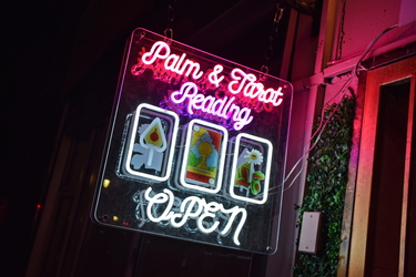 Sign for psychic reader at 810 Chestnut [01]